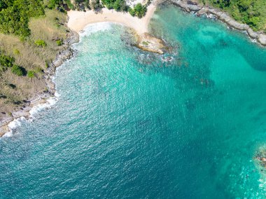Muhteşem deniz manzarası deniz manzarası ve dağlar, güzel Phuket Adası Tayland 'daki Tropikal deniz manzarası, Seyahat ve iş turu web sitesi konsepti