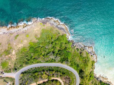 İnanılmaz manzara manzarası, dağlardaki deniz manzarası ve eğri yol, güzel Phuket adası Tayland 'daki Tropikal deniz manzarası, seyahat ve iş turu web sitesi konsepti