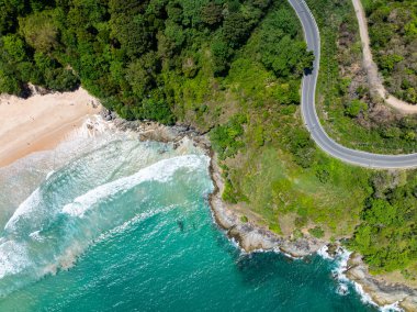 İnanılmaz manzara manzarası, dağlardaki deniz manzarası ve eğri yol, güzel Phuket adası Tayland 'daki Tropikal deniz manzarası, seyahat ve iş turu web sitesi konsepti