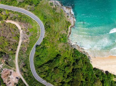 İnanılmaz manzara manzarası, dağlardaki deniz manzarası ve eğri yol, güzel Phuket adası Tayland 'daki Tropikal deniz manzarası, seyahat ve iş turu web sitesi konsepti