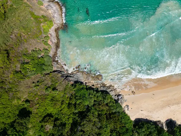 Muhteşem deniz manzarası deniz manzarası ve dağlar, güzel Phuket Adası Tayland 'daki Tropikal deniz manzarası, Seyahat ve iş turu web sitesi konsepti