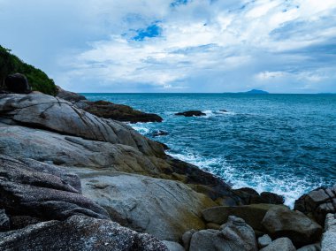 İnanılmaz deniz manzarası ve kayalara çarpan büyük dalgalar, Phuket Adası 'ndaki deniz yüzeyini dalgalandırıyor Tayland, Seyahat ve İş Turu web sitesi konsepti