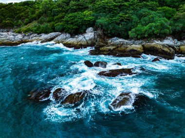 İnanılmaz deniz manzarası ve kayalara çarpan büyük dalgalar, Phuket Adası 'ndaki deniz yüzeyini dalgalandırıyor Tayland, Seyahat ve İş Turu web sitesi konsepti