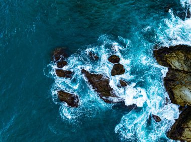 İnanılmaz deniz manzarası ve kayalara çarpan büyük dalgalar, Phuket Adası 'ndaki deniz yüzeyini dalgalandırıyor Tayland, Seyahat ve İş Turu web sitesi konsepti