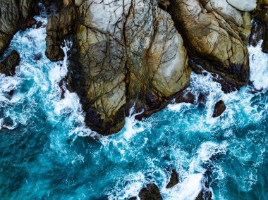 İnanılmaz deniz manzarası ve kayalara çarpan büyük dalgalar, Phuket Adası 'ndaki deniz yüzeyini dalgalandırıyor Tayland, Seyahat ve İş Turu web sitesi konsepti