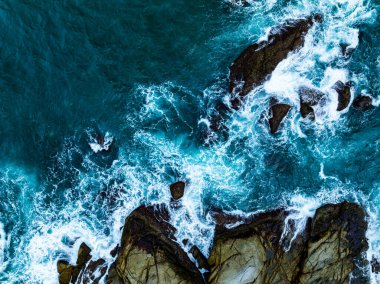 İnanılmaz deniz manzarası ve kayalara çarpan büyük dalgalar, Phuket Adası 'ndaki deniz yüzeyini dalgalandırıyor Tayland, Seyahat ve İş Turu web sitesi konsepti