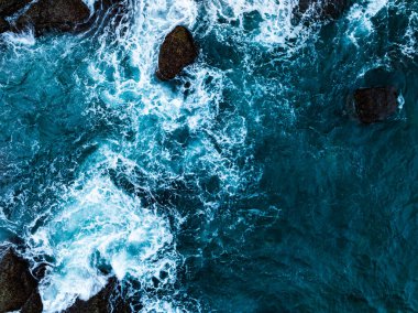 İnanılmaz deniz manzarası ve kayalara çarpan büyük dalgalar, Phuket Adası 'ndaki deniz yüzeyini dalgalandırıyor Tayland, Seyahat ve İş Turu web sitesi konsepti