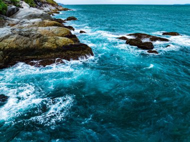 İnanılmaz deniz manzarası ve kayalara çarpan büyük dalgalar, Phuket Adası 'ndaki deniz yüzeyini dalgalandırıyor Tayland, Seyahat ve İş Turu web sitesi konsepti