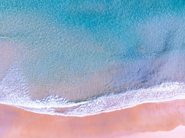 Okyanus dalgalı köpüklü inanılmaz deniz plajı güzel kumsal deniz yüzeyi kumlara çarpan dalgalar geniş açı lensleri.