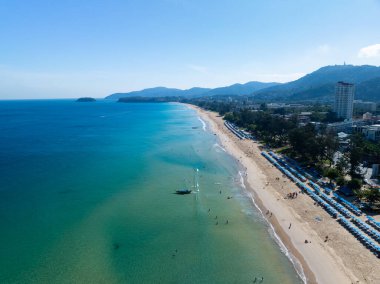 Muhteşem Top View deniz manzarası arka planı, kumlu deniz manzarası arka planına çarpan yaz dalgaları, yüksek açılı okyanus doğası