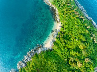 Phuket Tayland 'da dağları olan deniz manzarası yaz mevsiminde açık denizde güzel deniz manzarası Doğa Çevre ve Seyahat arka planı.