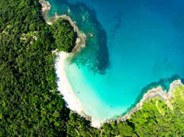 Deniz manzarası, deniz manzarası, kaya uçurumuna düşen dalgalar, güneşli yaz arka planında güzel karanlık deniz yüzeyi, Phuket sahilinde deniz manzarası, Tayland 'da inanılmaz deniz manzarası.