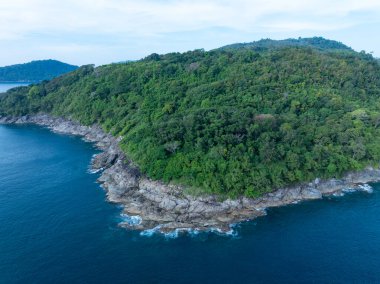 İnanılmaz tropikal deniz manzarası arka planı, kayalara çarpan tepedeki manzara dalgaları