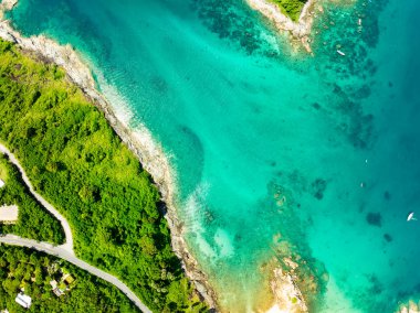 Deniz manzarası, deniz manzarası, kaya uçurumuna düşen dalgalar, güneşli yaz arka planında güzel karanlık deniz yüzeyi, Phuket sahilinde deniz manzarası, Tayland 'da inanılmaz deniz manzarası.