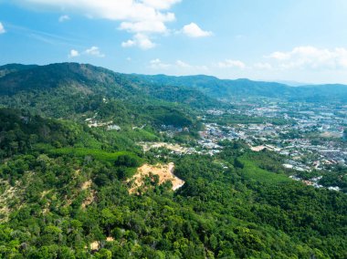 Hava görüntüsü Drone kamerası yağmur ormanları ağaçlarının tepesindeki ekoloji sağlıklı çevre konsepti ve yaz arkaplanı, yeşil çevre arka planı