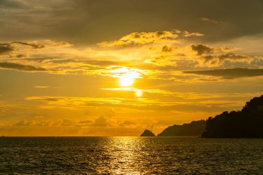 Deniz manzarası üzerinde renkli gökyüzü bulutları