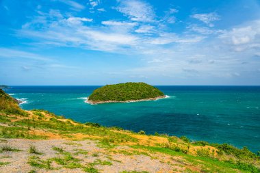 Yazın güzel deniz kıyısı güneşli gün mavi gökyüzü arkaplanı