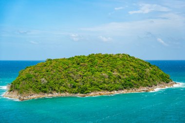 Yazın güzel deniz kıyısı güneşli gün mavi gökyüzü arkaplanı