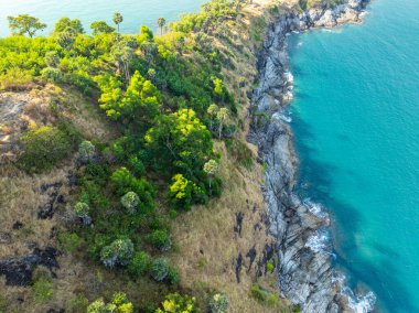 Muhteşem deniz manzarası deniz manzarası ve dağlar, güzel Phuket Adası Tayland 'daki Tropikal deniz manzarası, Seyahat ve iş turu web sitesi konsepti