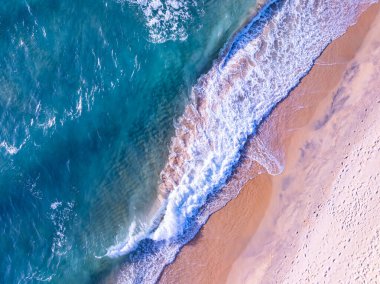 Hava manzaralı kumlu sahil ve kumlu kıyıya vuran dalgalar, yaz mevsiminde güzel tropikal deniz Aerial view drone çekimi, yüksek açılı görüntü