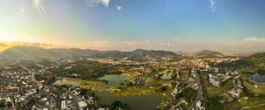 Phuket şehri Tayland, Havadan görünüşlü insansız hava aracı. Phuket şehrinin yüksek açılı görüntüsü, Tayland, Phuket şehrinin Panorama 'sı. Gün batımında veya gökyüzü arka planında.