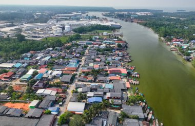 Balıkçı köyünün hava manzarası. Balıkçı tekneleri ve Maytani Tayland 'daki rıhtımın çatısının manzarası. yüksek açı görünümü