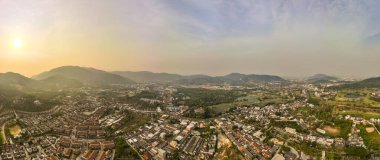 Phuket şehri Tayland, Havadan görünüşlü insansız hava aracı. Phuket şehrinin yüksek açılı görüntüsü, Tayland, Phuket şehrinin Panorama 'sı. Gün batımında veya gökyüzü arka planında.