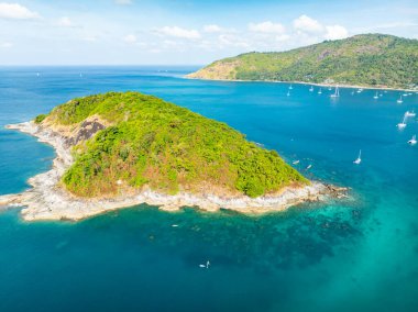 İnanılmaz deniz manzarası ve dalgalar kayalara çarpıyor, Phuket Adası 'nda tropikal deniz yüzeyi, Tayland, Seyahat ve iş gezileri web sitesi konsepti