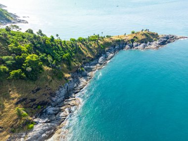 İnanılmaz deniz manzarası ve dalgalar kayalara çarpıyor, Phuket Adası 'nda tropikal deniz yüzeyi, Tayland, Seyahat ve iş gezileri web sitesi konsepti