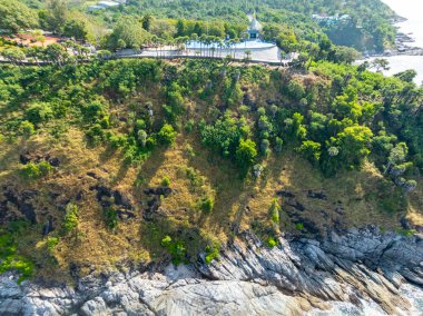 İnanılmaz deniz manzarası ve dalgalar kayalara çarpıyor, Phuket Adası 'nda tropikal deniz yüzeyi, Tayland, Seyahat ve iş gezileri web sitesi konsepti