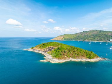 İnanılmaz deniz manzarası ve dalgalar kayalara çarpıyor, Phuket Adası 'nda tropikal deniz yüzeyi, Tayland, Seyahat ve iş gezileri web sitesi konsepti