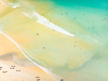 Hava manzaralı kumlu sahil ve kumlu kıyıya vuran dalgalar, yaz mevsiminde güzel tropikal deniz Aerial view drone çekimi, yüksek açılı görüntü