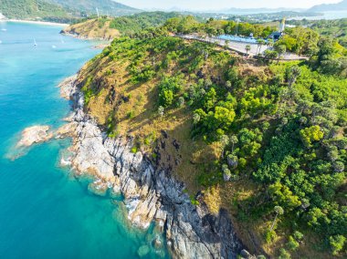 İnanılmaz deniz manzarası ve dalgalar kayalara çarpıyor, Phuket Adası 'nda tropikal deniz yüzeyi, Tayland, Seyahat ve iş gezileri web sitesi konsepti