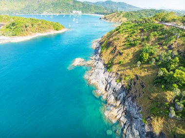 İnanılmaz deniz manzarası ve dalgalar kayalara çarpıyor, Phuket Adası 'nda tropikal deniz yüzeyi, Tayland, Seyahat ve iş gezileri web sitesi konsepti