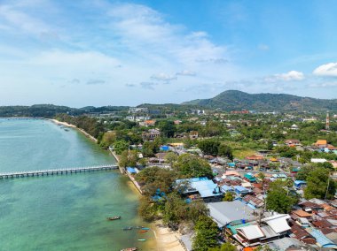 Muhteşem deniz manzarası deniz manzarası ve dağlar, güzel Phuket Adası Tayland 'daki Tropikal deniz manzarası, Seyahat ve iş turu web sitesi konsepti