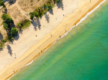 Hava manzaralı kumlu sahil ve kumlu kıyıya vuran dalgalar, yaz mevsiminde güzel tropikal deniz Aerial view drone çekimi, yüksek açılı görüntü