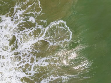 Hava manzaralı kumlu sahil ve kumlu sahile vuran dalgalar, güzel tropikal deniz yüzeyi arka planı