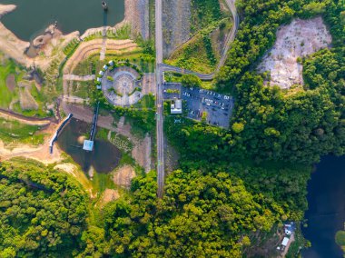 Dam Gölü Dağları 'nın tepesinde orman yeşili desenli, güzel gün batımı ya da gün doğumu havası, insansız hava aracı havayı sulama ortamı.