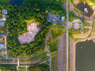 Dam Gölü Dağları 'nın tepesinde orman yeşili desenli, güzel gün batımı ya da gün doğumu havası, insansız hava aracı havayı sulama ortamı.