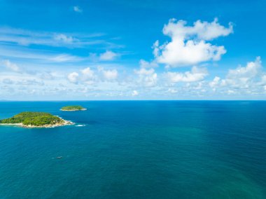 Deniz yüzeyinin inanılmaz arka planının havadan görünüşü, okyanus üzerindeki güneş yansımaları, havadan uçan dron görüntüsü Phuket Adası Tayland 'daki güneşli tropikal okyanusta su yüzeyi dokusunu dalgalandırıyor.