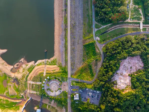 Dam Gölü Dağları 'nın tepesinde orman yeşili desenli, güzel gün batımı ya da gün doğumu havası, insansız hava aracı havayı sulama ortamı.