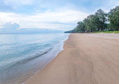 Yaz mevsiminde plaj Phuket Tayland 'da, konsept seyahat ve turne, boş sahil, andaman Denizi' nde ünlü bir turizm merkezidir.