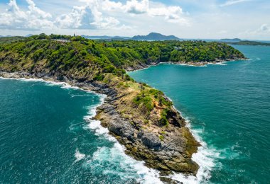 İnanılmaz deniz manzarası kayalara çarpan büyük dalgalar Phuket Adası Tayland 'da deniz yüzeyini dalgalandırıyor.