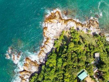 İnanılmaz deniz manzarası kayalara çarpan büyük dalgalar Phuket Adası Tayland 'da deniz yüzeyini dalgalandırıyor.