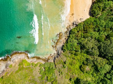 İnanılmaz deniz manzarası kayalara çarpan büyük dalgalar Phuket Adası Tayland 'da deniz yüzeyini dalgalandırıyor.