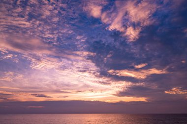 Doğa güzel Işık Günbatımı ya da deniz üzerinde gün doğumu, renkli dramatik manzara Gökyüzü inanılmaz bulutlar ve günbatımı gökyüzünde dalgalar