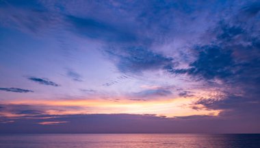 Doğa güzel Işık Günbatımı ya da deniz üzerinde gün doğumu, renkli dramatik manzara Gökyüzü inanılmaz bulutlar ve günbatımı gökyüzünde dalgalar