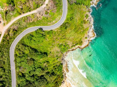 İnanılmaz deniz manzarası kayalara çarpan büyük dalgalar Phuket Adası Tayland 'da deniz yüzeyini dalgalandırıyor.