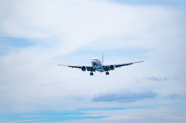 Phuket Havaalanı Tayland 'a inen uçak, sahilin arka planında.