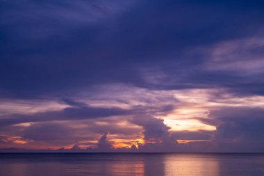 Doğa güzel Işık Günbatımı ya da deniz üzerinde gün doğumu, renkli dramatik manzara Gökyüzü inanılmaz bulutlar ve günbatımı gökyüzünde dalgalar